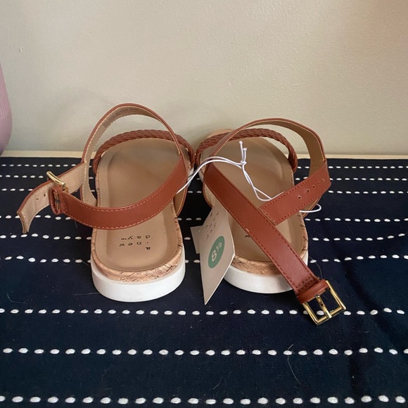 NWT brown strap sandals - Picture 2 of 3